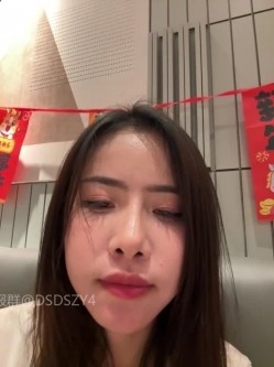 ️逆天户外主播【qingqing-ss】高颜值长腿丝袜、公园、商场餐厅大胆当着路人面裸露自慰 截图1