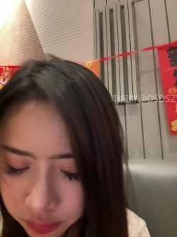 ️逆天户外主播【qingqing-ss】高颜值长腿丝袜、公园、商场餐厅大胆当着路人面裸露自慰 截图3