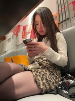 ️逆天户外主播【qingqing-ss】高颜值长腿丝袜、公园、商场餐厅大胆当着路人面裸露自慰 截图4