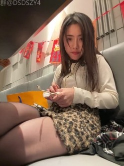 ️逆天户外主播【qingqing-ss】高颜值长腿丝袜、公园、商场餐厅大胆当着路人面裸露自慰 截图5