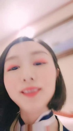 笑起来甜美气质短发美女情趣短裙道具自慰，穿上开档黑丝假屌抽插，吸再桌子上骑乘套弄，菊花肛塞手指扣弄特写 截图4
