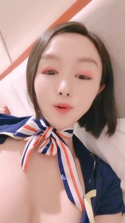笑起来甜美气质短发美女情趣短裙道具自慰，穿上开档黑丝假屌抽插，吸再桌子上骑乘套弄，菊花肛塞手指扣弄特写 截图5