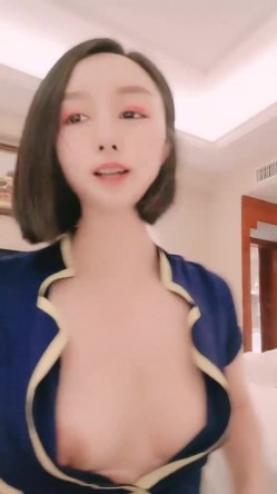 笑起来甜美气质短发美女情趣短裙道具自慰，穿上开档黑丝假屌抽插，吸再桌子上骑乘套弄，菊花肛塞手指扣弄特写 截图6