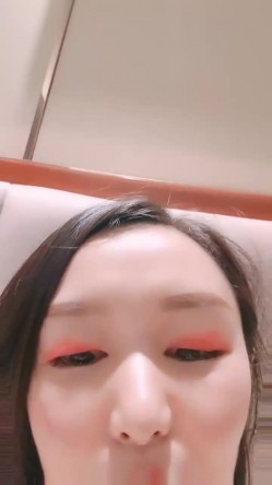 笑起来甜美气质短发美女情趣短裙道具自慰，穿上开档黑丝假屌抽插，吸再桌子上骑乘套弄，菊花肛塞手指扣弄特写 截图14