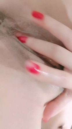 笑起来甜美气质短发美女情趣短裙道具自慰，穿上开档黑丝假屌抽插，吸再桌子上骑乘套弄，菊花肛塞手指扣弄特写 截图15