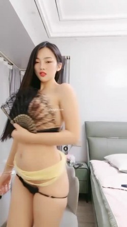 顶级完美女神 ️性感尤物~蜜桃臀大长腿~让人触电的眼神~淫声荡语揉奶 ️让人无法抵挡的美色！ 截图2