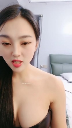 顶级完美女神 ️性感尤物~蜜桃臀大长腿~让人触电的眼神~淫声荡语揉奶 ️让人无法抵挡的美色！ 截图6