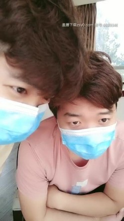一本道AV拍摄现场少妇的沦陷，全程露脸小骚逼颜值不错被两男椅子上玩弄，无毛骚逼口交大鸡巴被两男轮草 截图1