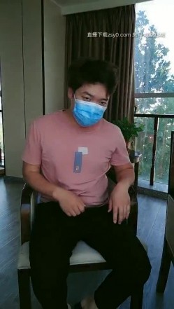 一本道AV拍摄现场少妇的沦陷，全程露脸小骚逼颜值不错被两男椅子上玩弄，无毛骚逼口交大鸡巴被两男轮草 截图2