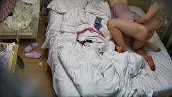 大学城附近钟点炮房摄像头偷拍刚拔完罐的小哥被骚货女友穿上清凉睡衣诱惑把持不住舔逼 口交啪啪 截图5