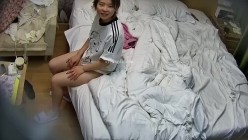 大学城附近钟点炮房摄像头偷拍刚拔完罐的小哥被骚货女友穿上清凉睡衣诱惑把持不住舔逼 口交啪啪 截图16