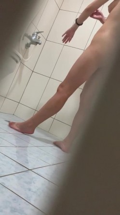 卫生间暗藏摄像头偷拍 漂亮的嫂子洗澡 ️身材不错性感的黑森林 截图9