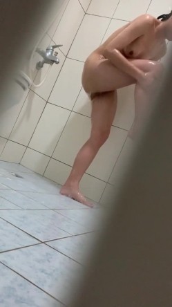 卫生间暗藏摄像头偷拍 漂亮的嫂子洗澡 ️身材不错性感的黑森林 截图12