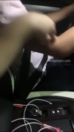 饥渴丰满少妇主播晚上主动出击！滴滴上勾引个像猪肉佬的胖司机路边车震“他还没喝过他老婆的奶，现在正在喝我的奶”对白有趣 截图1