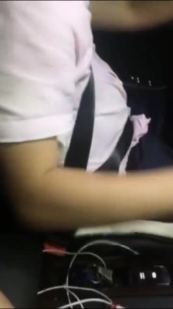 饥渴丰满少妇主播晚上主动出击！滴滴上勾引个像猪肉佬的胖司机路边车震“他还没喝过他老婆的奶，现在正在喝我的奶”对白有趣 截图2