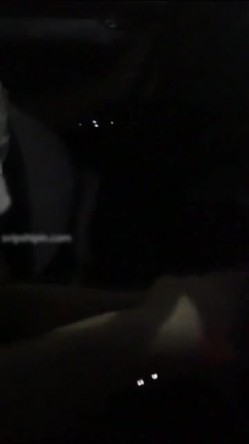 饥渴丰满少妇主播晚上主动出击！滴滴上勾引个像猪肉佬的胖司机路边车震“他还没喝过他老婆的奶，现在正在喝我的奶”对白有趣 截图4