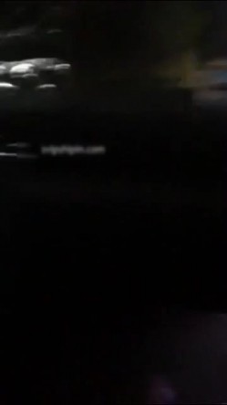饥渴丰满少妇主播晚上主动出击！滴滴上勾引个像猪肉佬的胖司机路边车震“他还没喝过他老婆的奶，现在正在喝我的奶”对白有趣 截图5