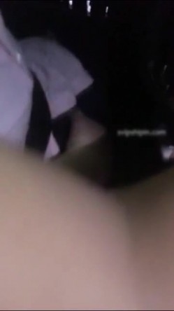 饥渴丰满少妇主播晚上主动出击！滴滴上勾引个像猪肉佬的胖司机路边车震“他还没喝过他老婆的奶，现在正在喝我的奶”对白有趣 截图14