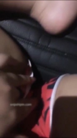 饥渴丰满少妇主播晚上主动出击！滴滴上勾引个像猪肉佬的胖司机路边车震“他还没喝过他老婆的奶，现在正在喝我的奶”对白有趣 截图16
