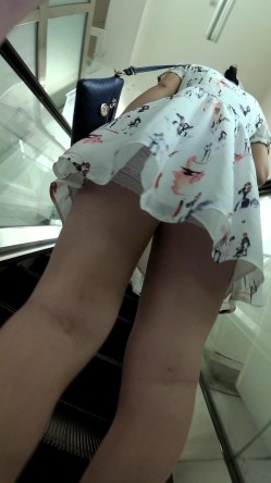 北京地铁商圈CD系列2，掀裙被小姐姐发现差点被打手，大神不怕还继续拍 截图1