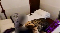 硬核户外真实勾引骚女【性感小猫咪】33G付费，绑在栏杆上被三个男人轮流操 截图10