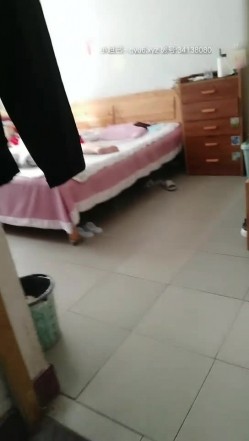 真实刺激嫂子剧情演绎强行扒下嫂子的内裤舔她骚逼听她呻吟，鸡巴塞她嘴里口交，拉到床边后入风骚的大屁股 截图1