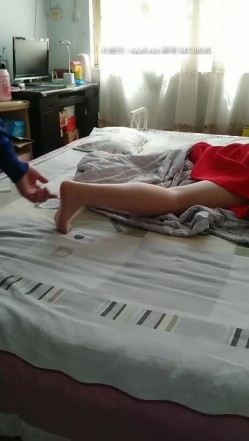 真实刺激嫂子剧情演绎强行扒下嫂子的内裤舔她骚逼听她呻吟，鸡巴塞她嘴里口交，拉到床边后入风骚的大屁股 截图2