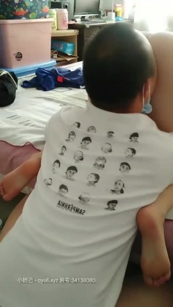 真实刺激嫂子剧情演绎强行扒下嫂子的内裤舔她骚逼听她呻吟，鸡巴塞她嘴里口交，拉到床边后入风骚的大屁股 截图13