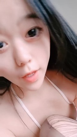 爆乳卡哇伊萌妹，小背心豹纹丁字裤，一流身材，你们快来日我，特写揉搓无毛骚穴，跳蛋震动搞得湿湿 截图2