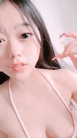 爆乳卡哇伊萌妹，小背心豹纹丁字裤，一流身材，你们快来日我，特写揉搓无毛骚穴，跳蛋震动搞得湿湿 截图6