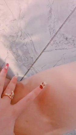 爆乳卡哇伊萌妹，小背心豹纹丁字裤，一流身材，你们快来日我，特写揉搓无毛骚穴，跳蛋震动搞得湿湿 截图10