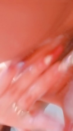 爆乳卡哇伊萌妹，小背心豹纹丁字裤，一流身材，你们快来日我，特写揉搓无毛骚穴，跳蛋震动搞得湿湿 截图12