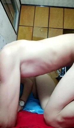 年轻小情侣炮友男的舔奶 女的吃鸡巴 最后男上不带套直接插入开干 截图5
