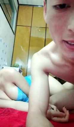 年轻小情侣炮友男的舔奶 女的吃鸡巴 最后男上不带套直接插入开干 截图7