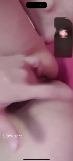 骚逼熟女【哇塞嫂子】一对一视频被出卖，掰逼特写诱惑，道具自慰高潮，展示脏内裤 截图8