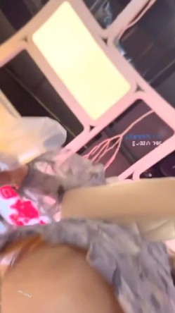 跟随偷窥漂亮小少妇 皮肤白皙 屁屁饱满 蕾丝透明内内很性感 截图1