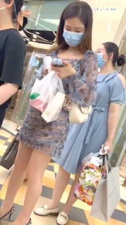 跟随偷窥漂亮小少妇 皮肤白皙 屁屁饱满 蕾丝透明内内很性感 截图12