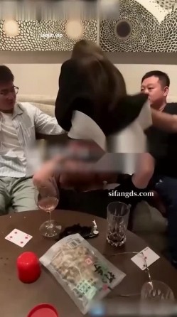 北京淫妻博主【vickybb】，“难道我们4个人都操不服她”顶级酒后淫趴局 截图2