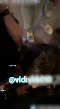 北京淫妻博主【vickybb】，“难道我们4个人都操不服她”顶级酒后淫趴局 截图6