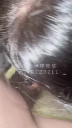 极品丝袜淫妻「寻欢作乐」原创夫妇性爱记录，第一人称视角性爱沉浸式淫妻，画质虽然一般，但贵在真实，满满代入感 截图2