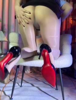 丝袜美腿轻熟女【紫韵】定制福利，制服高跟骚话自慰，非常推荐 截图2