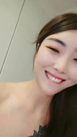 颜值爆表长发模特妹子，和男友啪啪做爱 舌吻 舔舐白虎逼 截图7