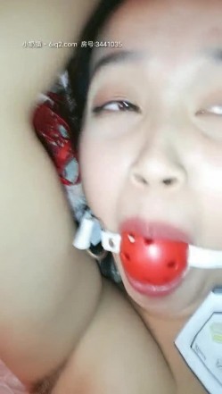 偷情嫂子之哥哥的爱人全程露脸绑起来玩弄，带上口球极尽风骚，揉着奶子草着逼口交大鸡巴，淫乱的呻吟刺激 截图1