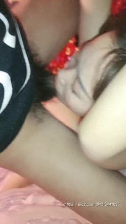 偷情嫂子之哥哥的爱人全程露脸绑起来玩弄，带上口球极尽风骚，揉着奶子草着逼口交大鸡巴，淫乱的呻吟刺激 截图4