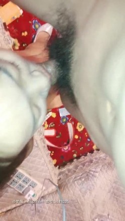 偷情嫂子之哥哥的爱人全程露脸绑起来玩弄，带上口球极尽风骚，揉着奶子草着逼口交大鸡巴，淫乱的呻吟刺激 截图12