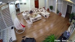 黑客破解网络摄像头监控偷拍 豪宅里贵妇练习瑜伽过程中就被操了 截图5