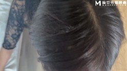 绿帽淫妻绝美少妇红丝袜大长腿，单男在操逼龟男丈夫给妻子舔逼舔脚 3P体验双洞齐开 截图3