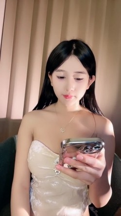 笑容甜美，高端精致女神【18岁昆明女模】大尺度福利，道具狠狠自慰，高潮喷水，玩的很开 截图4