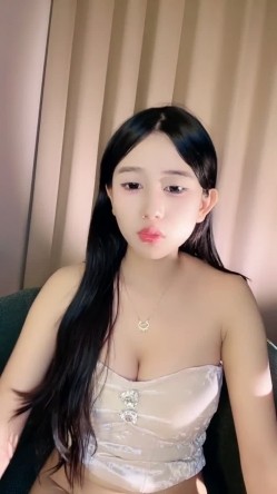 笑容甜美，高端精致女神【18岁昆明女模】大尺度福利，道具狠狠自慰，高潮喷水，玩的很开 截图9