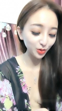 逼逼无毛苗条身材漂亮妹子裸舞诱惑 椅子上滴蜡按摩器自慰道具JJ抽擦 截图1